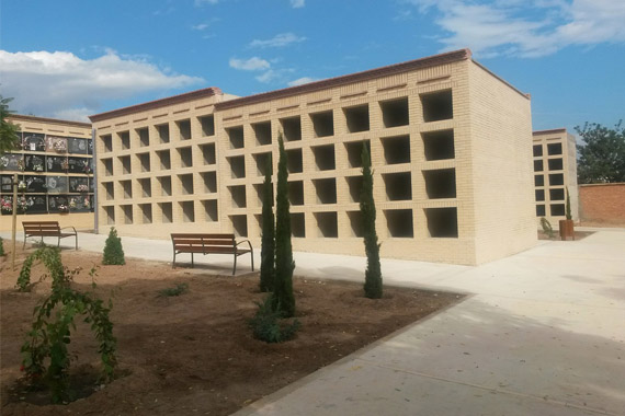 Preparación del cementerio para el día de Todos los Santos