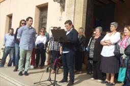 Momento de la concentración convocada a las puertas del Ayuntamiento donde se han guardado 5 minutos de silencio por los últimos asesinatos de mujeres