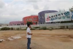 El alcalde de Paterna frente al edificio de la superguardería situada en el Parque Tecnológico.