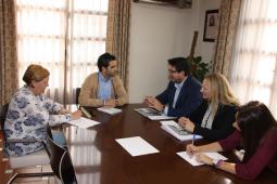 El Alcalde de Paterna, Juan Antonio Sagredo, durante la reunión del Plan de Igualdad Municipal en julio de 2016 junto con la concejal de Tradicions, Cultura i Foc, Paqui Periche, la representante de Infodona y los responsables de Equàlitat, la empresa encargada de llevar a cabo el plan local.