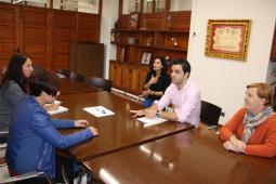 Reunión del alcalde con  la presidenta de la Federación de Personas Sordas de la Comunitat Valenciana (FESORD), Amparo Minguet y la concejala de Cultura, Paqui Periche