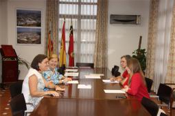 Las concejales Eva Pérez y Paqui Periche durante la reunión mantenida hoy en el Ayuntamiento de Paterna con la directora general del Instituto Valenciano de la Mujer y la Igualdad de Género, Anaïs Menguzzato