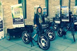La concejala Nuria Campos junto a las bici-informadoras