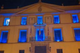 El edificio del Ayuntamiento iluminado de azul
