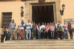 Concejales y concejalas de Paterna durante la concentración contra la violencia de género a las puertas del Ayuntamiento