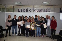 El alcalde junto con los vecinos que han recibido el titulo de cuidadores de personas dependientes