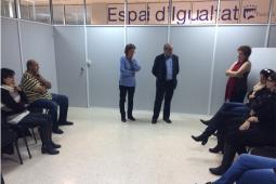 Momento de la inauguración del curso dirigido a personas con dependientes a su cargo en el ámbito familiar con el concejal Julio Fernández y la organizadora de la jornada en el espai d’igualtat