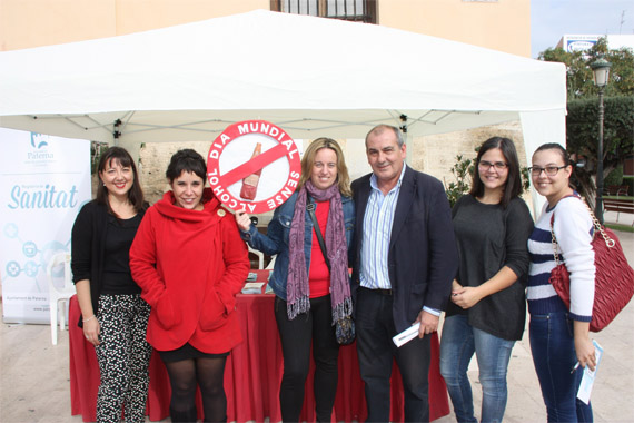 Foto de la mesa informativa que se ha instalado esta mañana en la puerta del Ayuntamiento con motivo del día internacional del alcohol