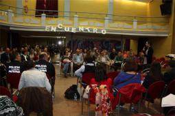 Momento del turno de palabra del alcalde durante el encuentro comunitario en el teatre Capri