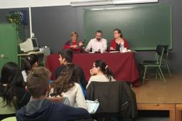 El concejal de Juventud, José Manuel Mora, hoy durante una “rueda de prensa” a la que le han sometido los alumnos del IES Dr. Peset Aleixandre de Paterna como ejercicio de una clase práctica.