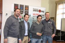 El alcalde junto a los organizadores de la Reebok Spartan Race esta mañana durante la presentación de la carrera