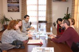 Momento de la reunión entre el alcalde y la directora del Museo de Prehistoria de Valencia, Helena Bonet junto con las concejalas de Urbanismo, Eva Pérez y de Tradicions, Cultura i Foc, Paqui Periche, la directora de las excavaciones de la Lloma de Betxi, Mª Jesús de Pedro y el arqueólogo municipal