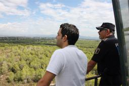 El alcalde junto a un agente de la policía local en la torre de vigilancia de la Vallesa.