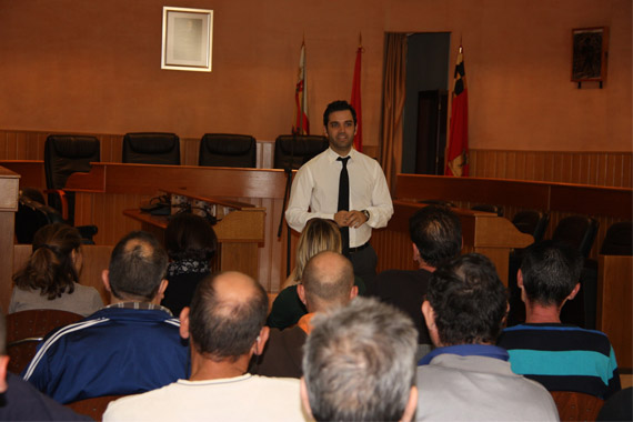 El alcalde durante la bienvenida a los 42 vecinos y vecinas de la localidad que trabajarán en diferentes departamentos del Ayuntamiento
