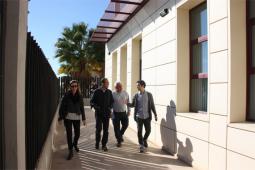 Momento de la visita del alcalde al centro polivalente  Valentín Hernáez