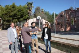 L'alcalde visitant el Parc d'Alborgí junt amb el president de l'Associació de Veïns d'Alborgí, Nicolás Aldeano, la regidora d'Infraestructures, Nuria Campos i l'arquitecta