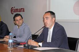 El alcalde durante su intervención en la Cámara de Comercio