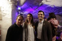Foto del alcalde, la Reina de las Fiestas y Juan Carmona durante la visita al belén