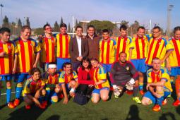 El Alcalde de Paterna, Juan Antonio Sagredo, la presidenta del Valencia CF, Layhoon Chan y el concejal de Deportes, José Manuel Mora con el equipo de futbol del Patronato Municipal  Francisco Esteve de Paterna