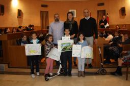 Foto de los  escolares ganadores en el concurso de Dibujo y Fotografía Infantil sobre movilidad sostenible