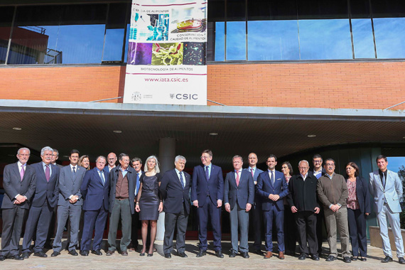 Foto del acto oficial en el que han estado presentes el President de la Generalitat Valenciana, Ximo Puig; el delegado del Gobierno en la Comunitat, Juan Carlos Moragues; el rector de la Universitat de València, Esteban Morcillo; el rector de la UPV, Francisco José Mora; la directora del IATA-CSIC, Cristina Molina-Rosell y el vicepresidente de Organización y Relaciones Institucionales del CSIC, José Ramón Urquijo.