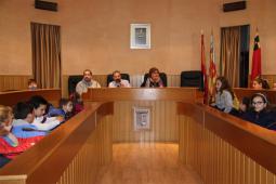 Els alumnes durant la seua visita al Saló de Plens