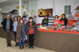 La regidora de Comerç, Eva Pérez durant la seua visita al lloc d'artesania del Patronat Francisco Esteve en el Mercat Municipa