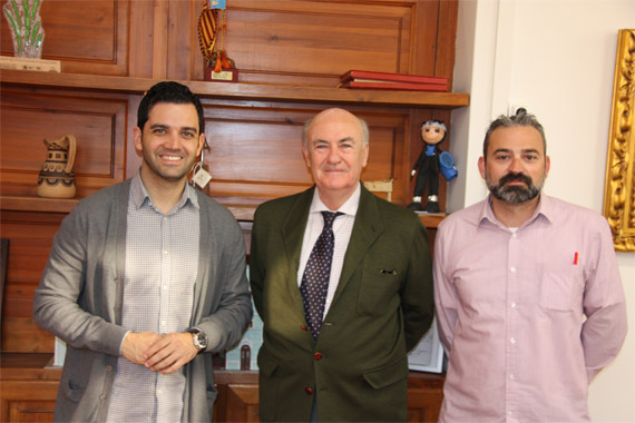 El Alcalde de Paterna, Juan Antonio Sagredo, el concejal de Educación, Deportes y Juventud, José Manuel Mora y el presidente de la Asociación Española contra el Cáncer de Valencia