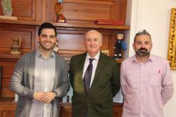 L'Alcalde de Paterna, Juan Antonio Sagredo, el regidor d'Educació, Esports i Joventut, José Manuel Mora i el president de l'Associació Espanyola contra el Càncer de València