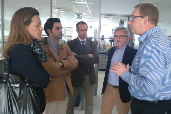 L'alcalde durant la seua visita a les instal•lacions del Grup Aigües de Paterna junt amb la regidora d'Infraestructures, Núria Campos