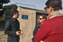 Juan Antonio Sagredo, junto a la concejala de Infraestructuras, Seguridad y Medio Ambiente, Núria Campos y un técnico de Aigües de Paterna durante su visit al Barranco del Rubio