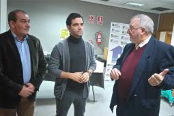 El alcalde junto al concejal de Bienestar Social del Ayuntamiento, Julio Fernández y el presidente de la Fundación Novaterra, Francisco Cobacho durante la visita al centro