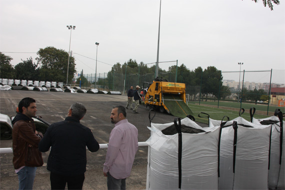 El alcalde, Juan Antonio Sagredo, y el concejal de Deportes, José Manuel Mora durante su visita a los campos de futbol
