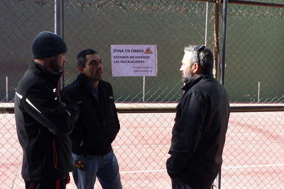 El concejal de Educación, Juventud y Deportes, José Manuel Mora durante su visita a las obras de mejora del Frontón de la Ciudad Deportiva ‘Viña del Andaluz’