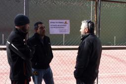 El concejal de Educación, Juventud y Deportes, José Manuel Mora durante su visita a las obras de mejora del Frontón de la Ciudad Deportiva ‘Viña del Andaluz’
