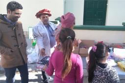 El alcalde durante el reparto de los juguetes