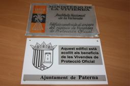 Antigua placa falangista junto a la actual