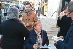 El Alcalde de Paterna, Juan Antonio Sagredo y la concejal de Cultura, Festa y Tradicions, Paqui Periche, repartiendo guías entre los vecinos de la localidad
