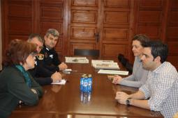 El Alcalde de Paterna, Juan Antonio Sagredo durante la reunión con la Jefa Provincial de Tráfico, Mª Dolores Pérez