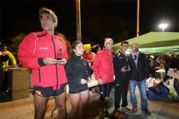 Imagen del alcalde y los organizadores de la carrera junto con los ganadores
