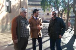 El alcalde junto al concejal de Educación y el director del colegio