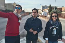 El alcalde, Juan Antonio Sagredo junto a la concejal de Infraestructuras, Núria Campos y un técnico de Aigües de Paterna en la visita al túnel del polígono Fuente del Jarro