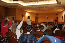 Alumnos de primaria del Villar Palasí preguntando al alcalde en el Salón de Plenos