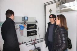 La concejal de Infraestructuras, Seguridad y Medio Ambiente, Núria Campos durante la visita a los nuevos equipos instalados