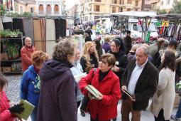 La Defensora del Vecino del Ayuntamiento de Paterna, Mª Antonio Moreno y el  concejal de Protección a las Personas, Empleo y Participación Ciudadana, Julio Fernández durante el reparto de los calendarios que recogen la memoria de actividad  de la Oficina del Defensor del Vecino en el año 2015