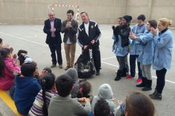El Alcalde de Paterna, Juan Antonio Sagredo junto con el concejal de Protección a las Personas, Empleo y Participación Ciudadana, Julio Fernández y “El Papi”, durante la entrega de los balones