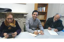 El alcalde con el matrimonio paternero compuesto por D. Agustín Andreu y Dña. Isabel Sancho durante la formalización del convenio