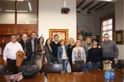 > El Alcalde de Paterna, Juan Antonio Sagredo durante la recepción esta mañana en la Alcaldía a los familiares de los tres paterneros prisioneros en el campo de concentración de Mauthausen-Gusen