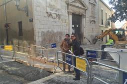 El Alcalde de Paterna, Juan Antonio Sagredo junto con la concejal de Infraestructuras, Núria Campos durante su visita a las obras de la Plaza del Pueblo