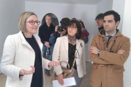 La Consellera de Vivienda junto al alcalde durante la visita a uno de los pisos rehabilitados del barrio de la Coma